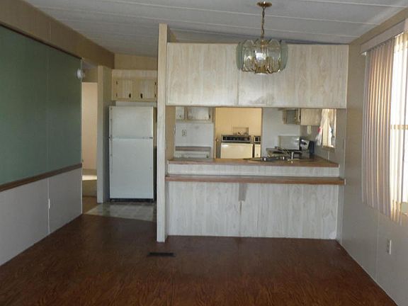 4th image of 702 Amaryllis Dr