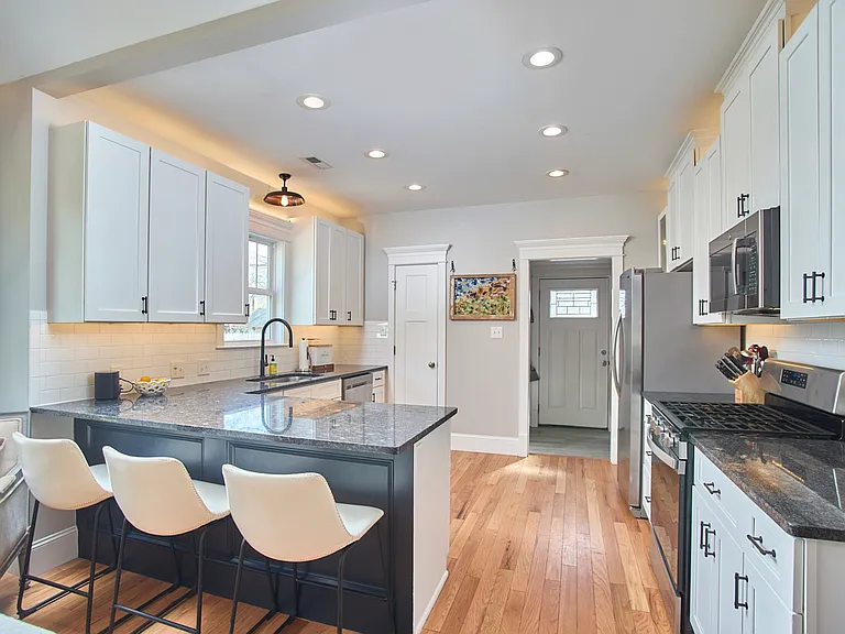 Stainless steal appliances
Under and over cabinet dimmable lighting
Gas range
LARGE walk in pantry