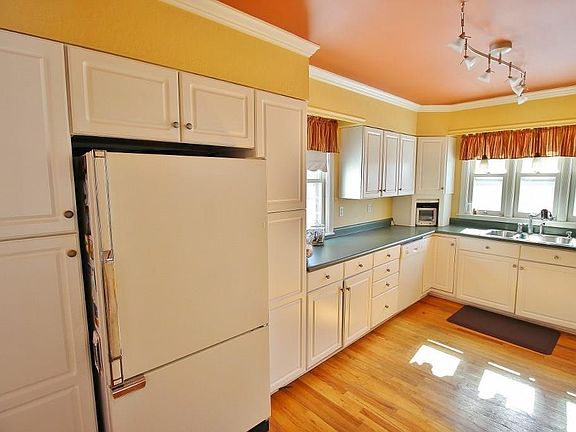 3rd image of 264 E Genesee St