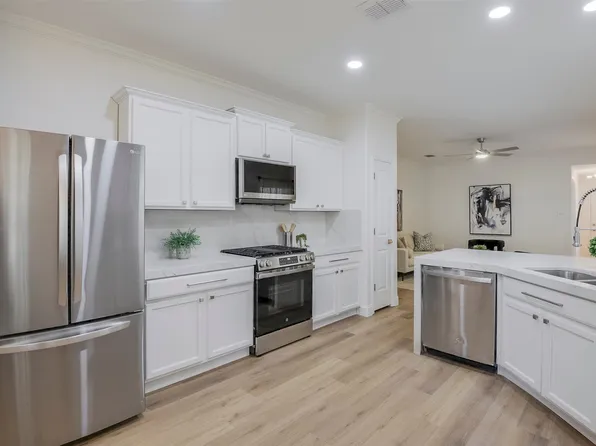 2828 Houston Wood Dr, Fort Worth, TX 76244