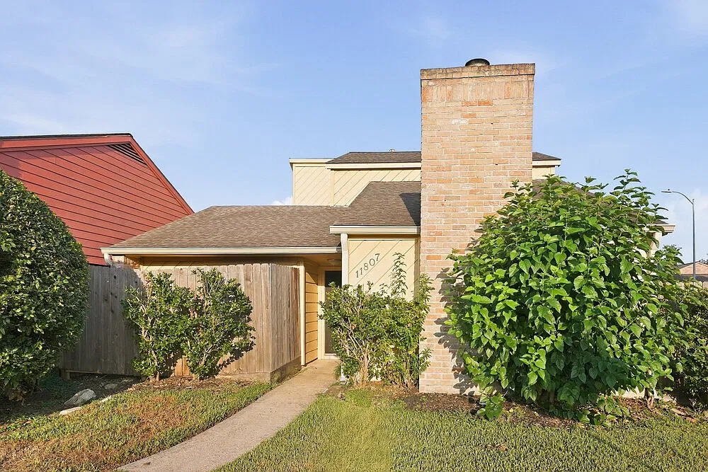 3 bed, 2.0 bath, 2091 sqft, $1,825 — Photo 2
