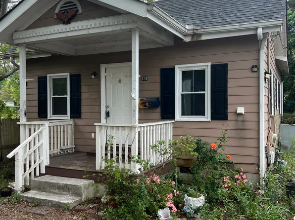 706 1/2 Wooster St, Wilmington, NC 28401