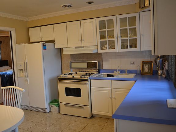 4th image of 9317 Kolmar Ave