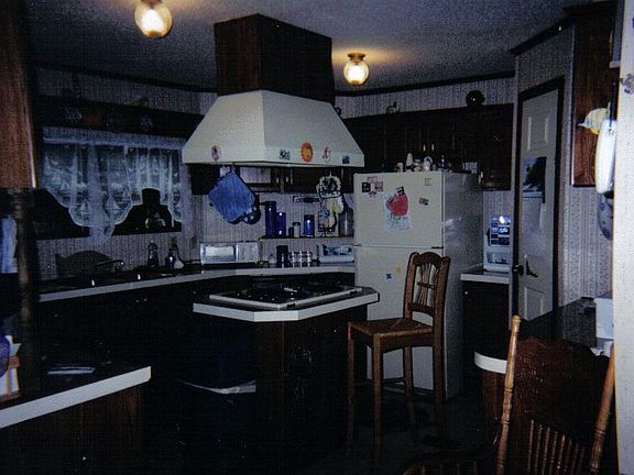 Huge Kitchen (before re-wallpapering)