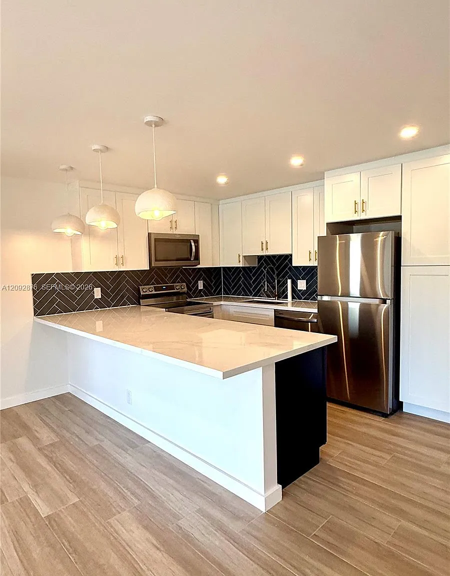 Palm Club Village Ii Cond — Photo 1