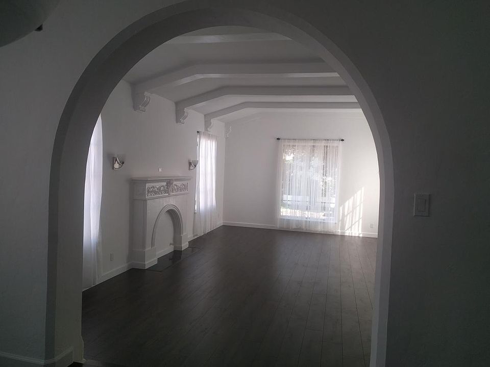 Living room (from dining room)