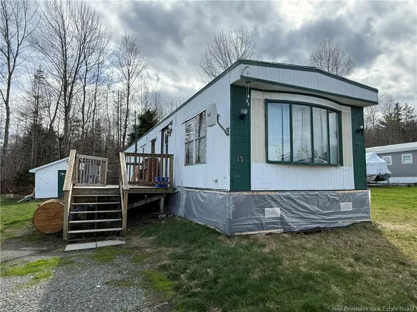 15 Clarence Cres, Nackawic, NB E6G 1G3