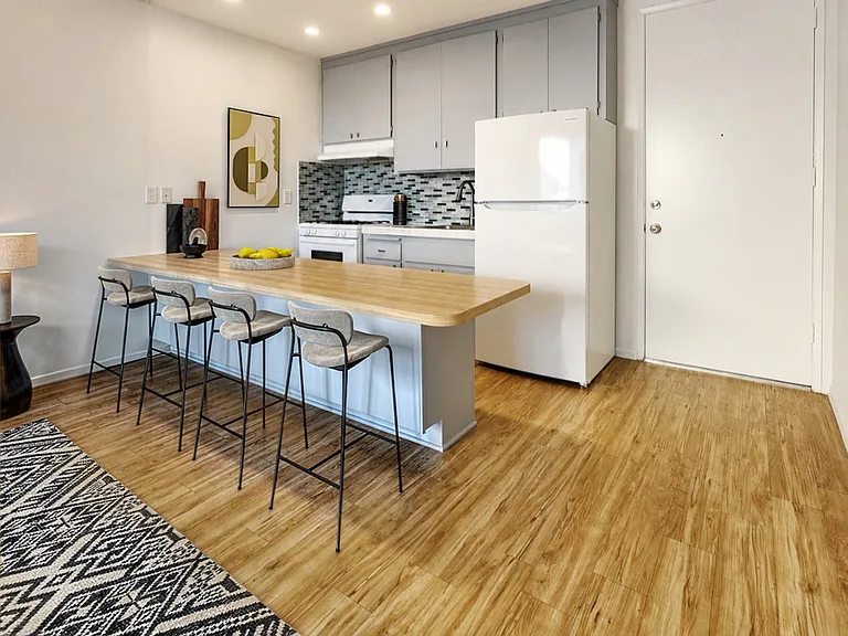 1447 S Saltair Ave #208 — Photo 6