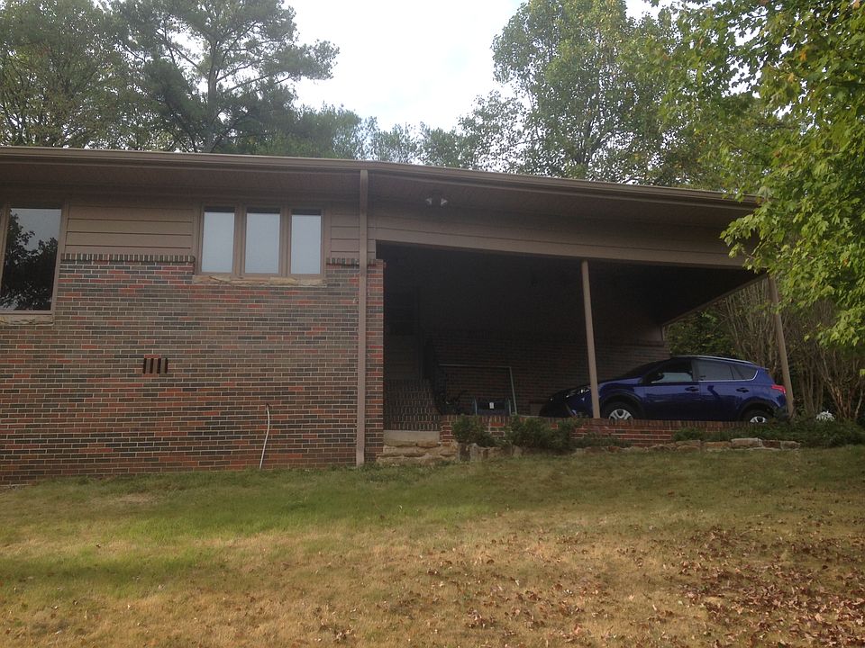 2nd image of 828 Comer Cir