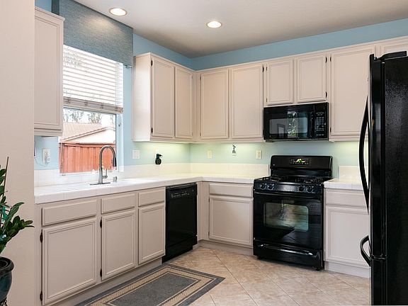 3841 Shakespeare Dr-009-27-Kitchen-MLS_S