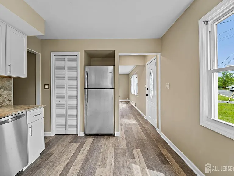 49 Louis Ave — Photo 6