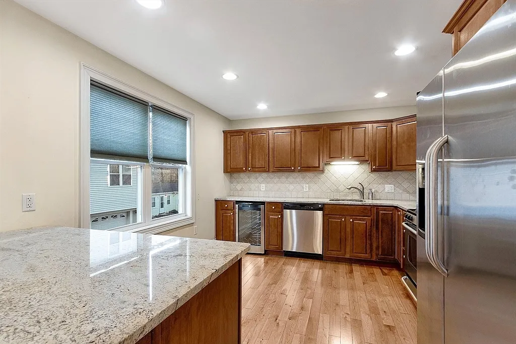 3 bed, 2.0 bath, 1657 sqft, $4,000 — Photo 2