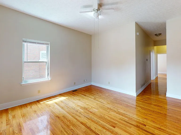 1369 Summit St — Photo 2