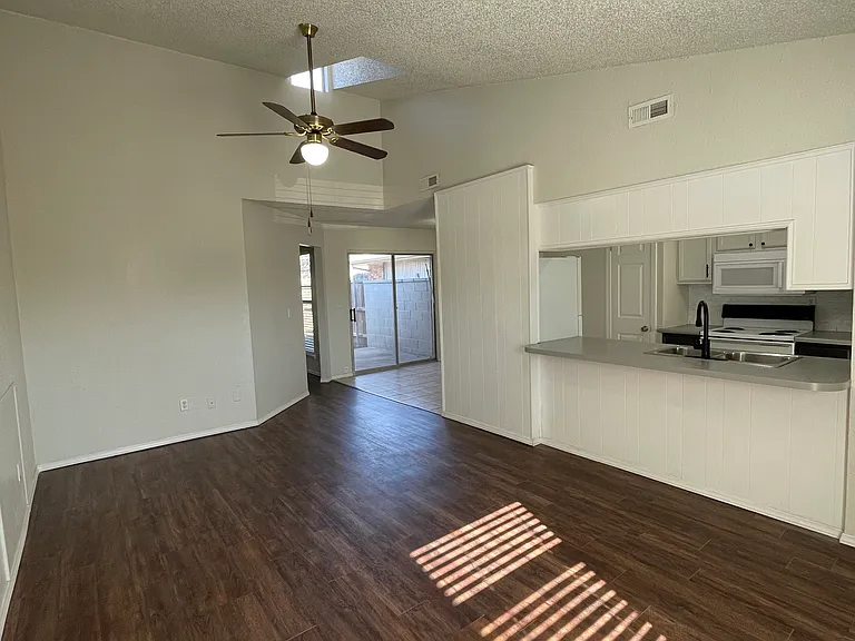 2253 Donna Dr — Photo 1