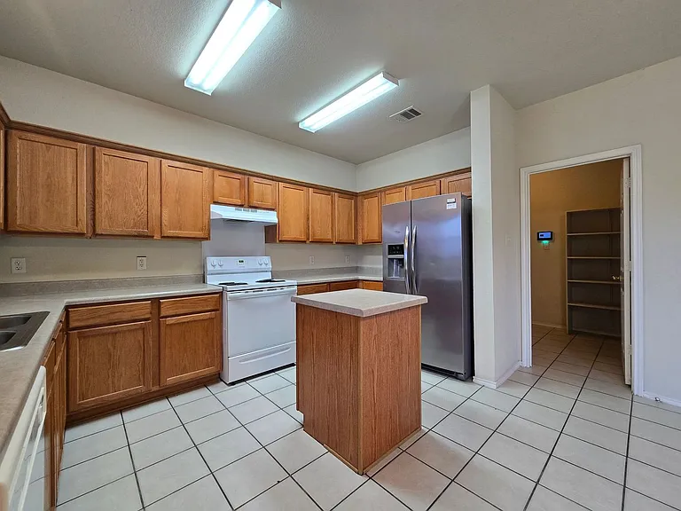 4708 Golden Gate Dr — Photo 10