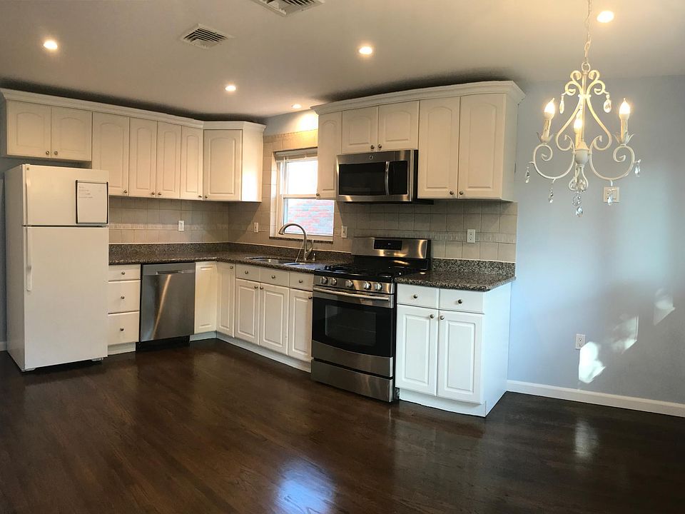 Eat-in-kitchen