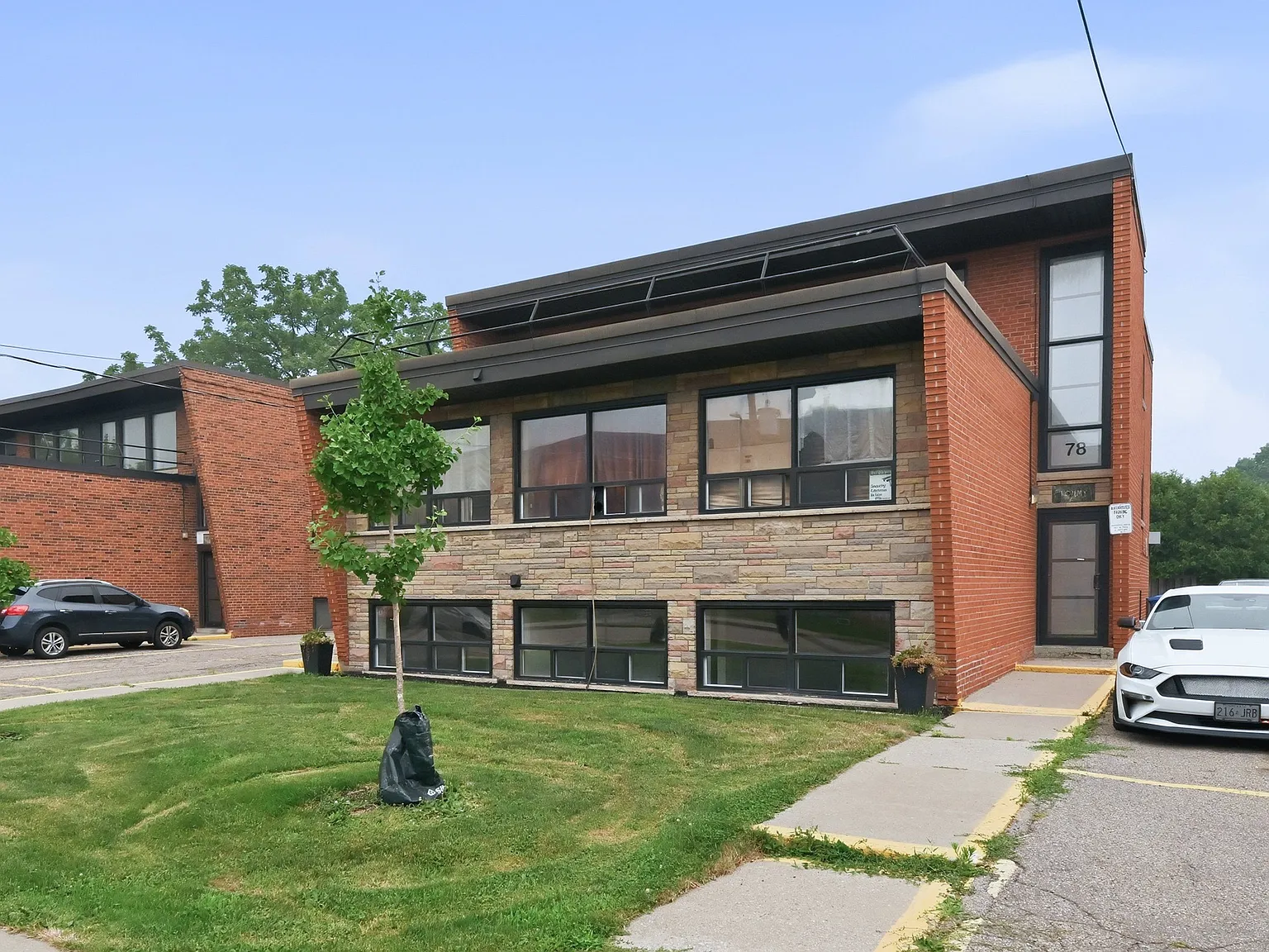 Whitney / Mericourt Apartments — Photo 3