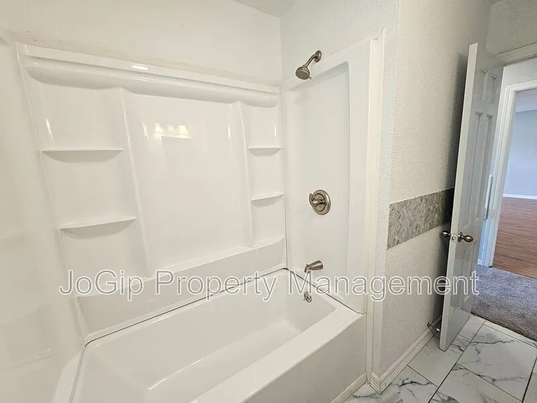 2023 E Illinois Ave — Photo 14
