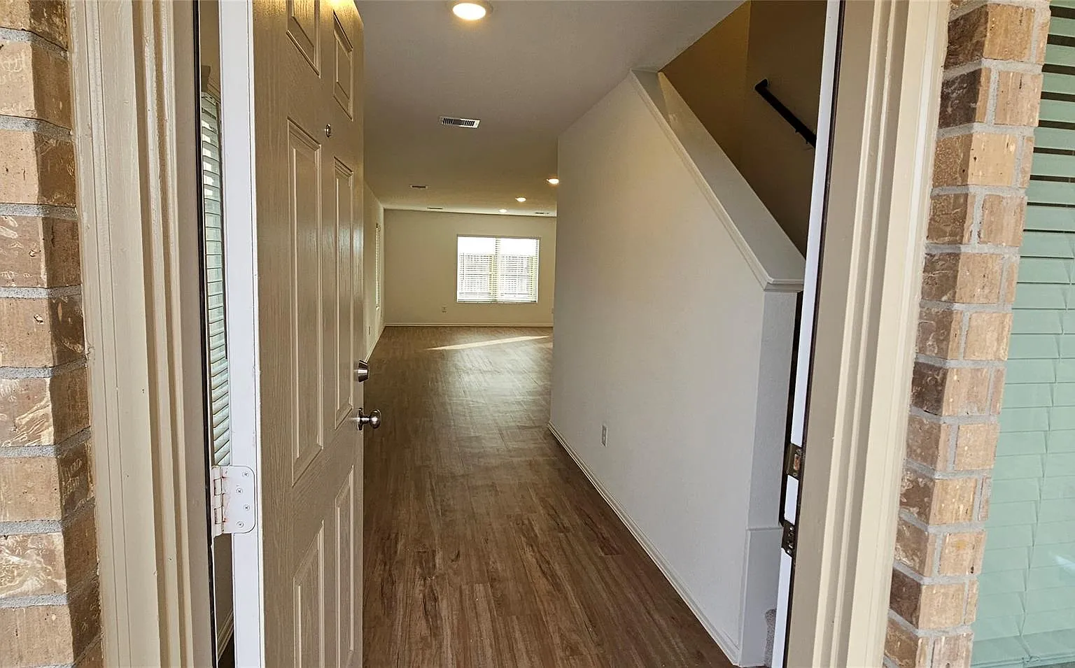 4 bed, 2.5 bath, 2293 sqft, $2,200 — Photo 3