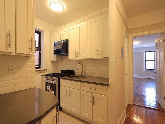 2nd image of 201 E 18th St #5D