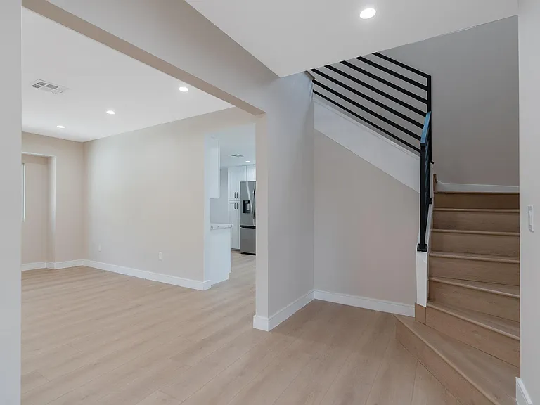 1206 Tamarind Ave — Photo 9