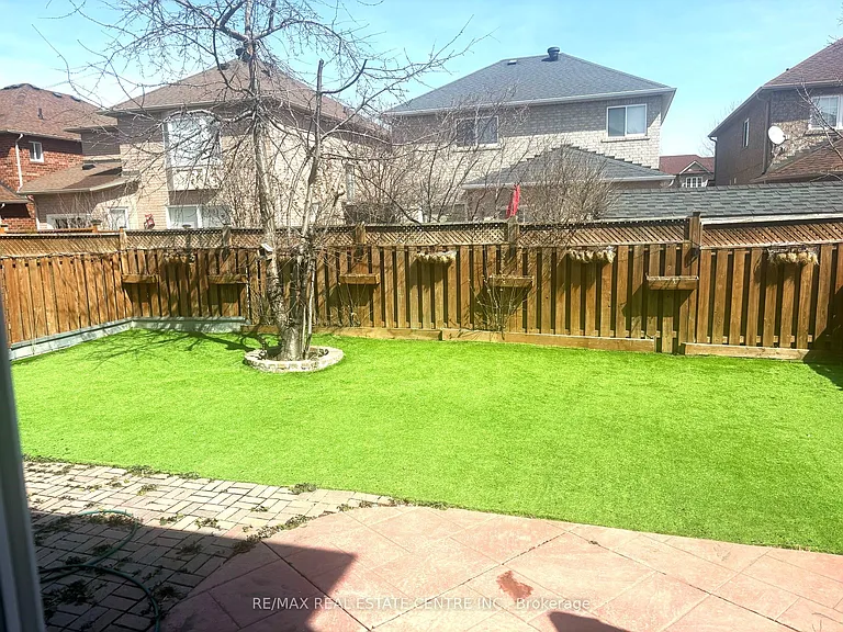 21 Robertson Davies Dr — Photo 13