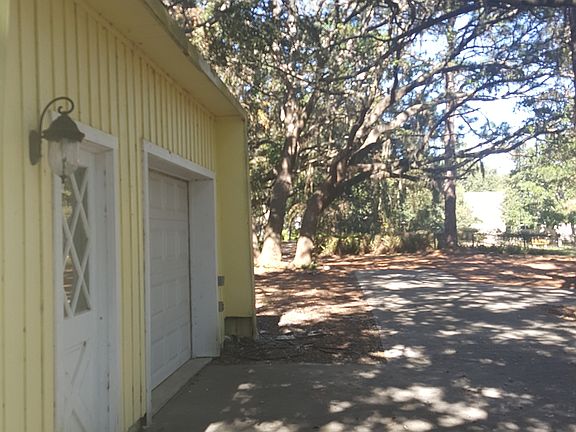 Separate Garage with Laundry Area Washer/Dryer Hook-ups