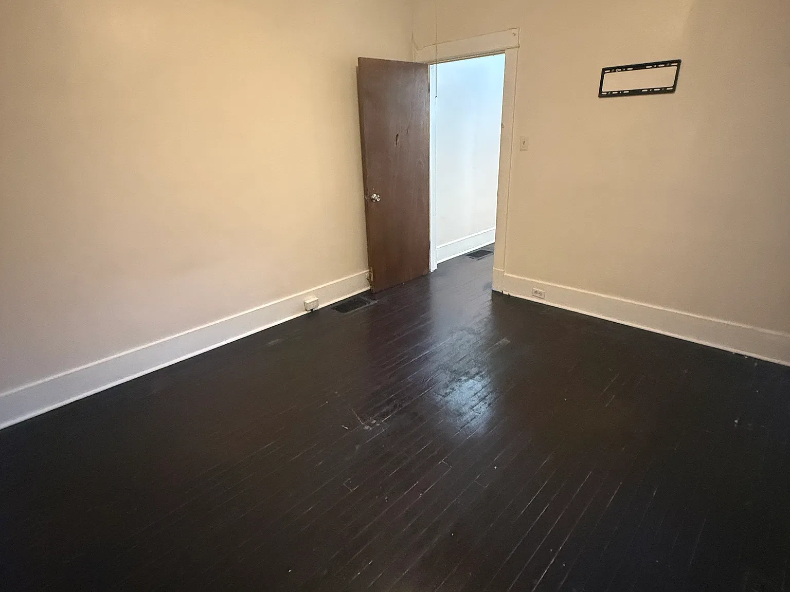216 Sarah St — Photo 3