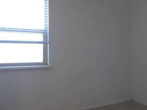 5th image of 840 London Green Way