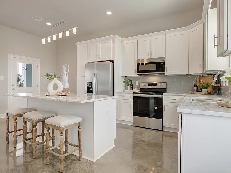 101 Firethorn Dr — Photo 2