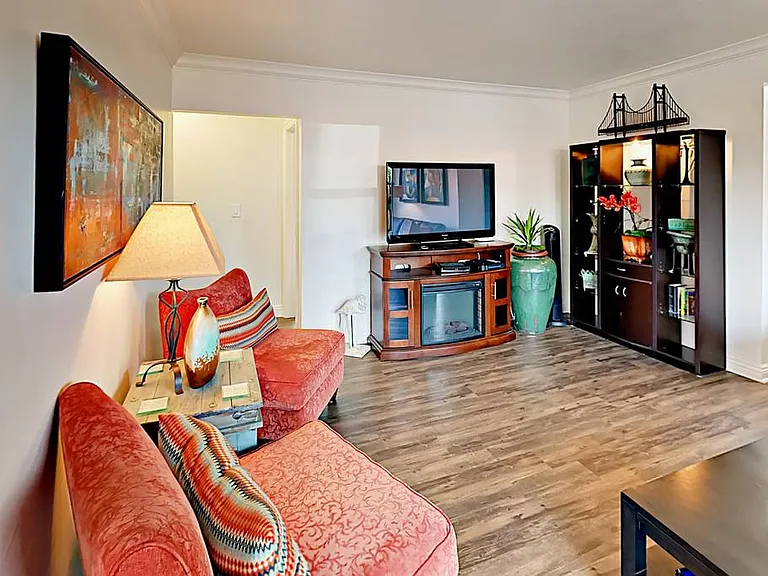 2458 Santa Ana Ave — Photo 5