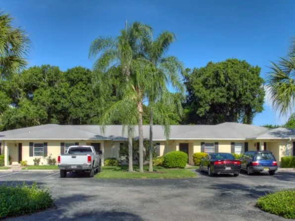 7062 W Country Club Dr N, Sarasota, FL