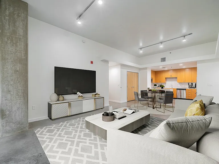Main 3 Downtown — Photo 22