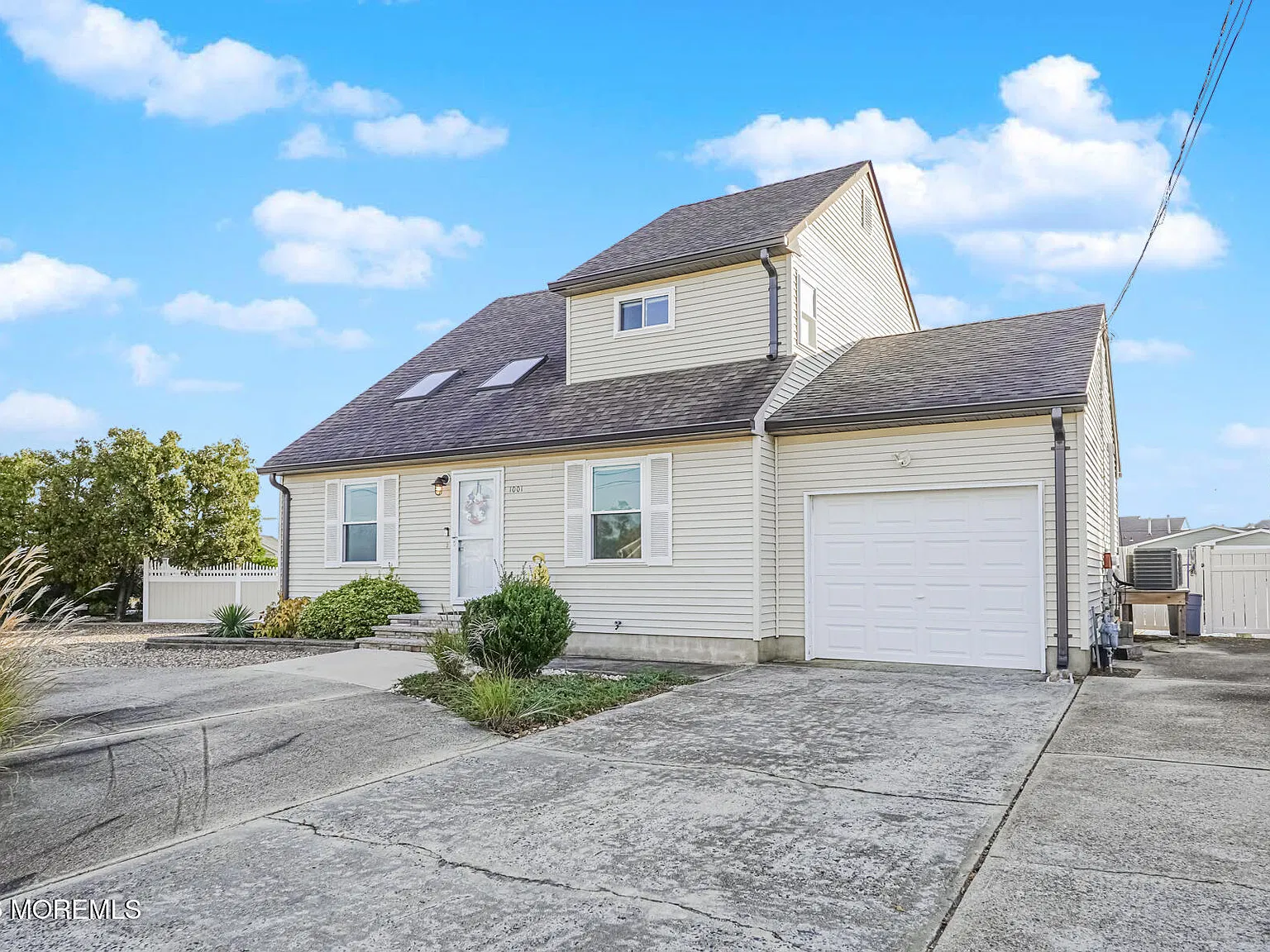 3 bed, 1.5 bath, 1464 sqft, $2,500 — Photo 2