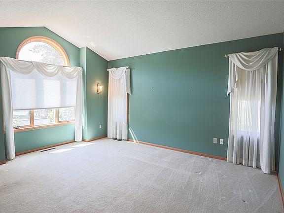 2nd image of 1825 Golf View Drive
