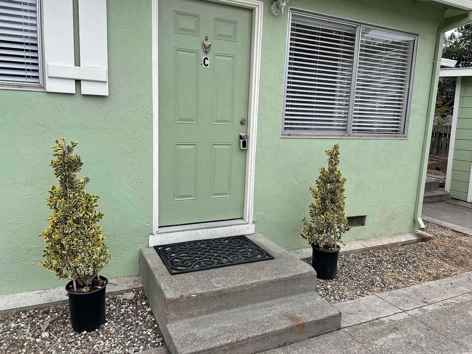 3 bed, 902 sqft, $4,000 — Photo 1