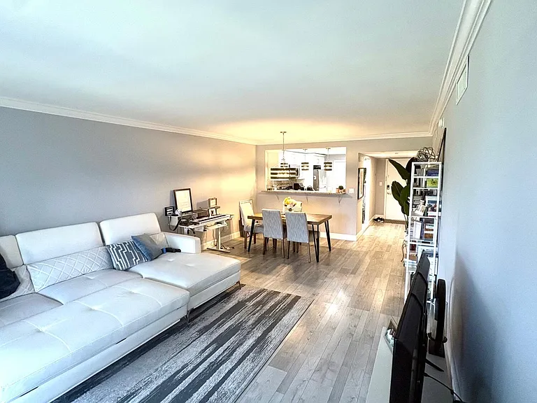 605 Oaks Dr #304 — Photo 8