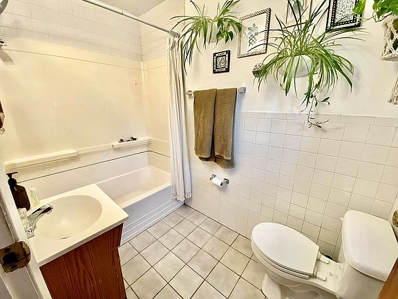 2nd image of 275 22nd St #2