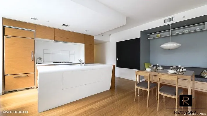 Sold by R New York | media 4