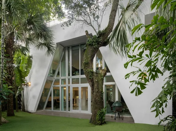 3861 Kumquat Ave, Miami, FL 33133