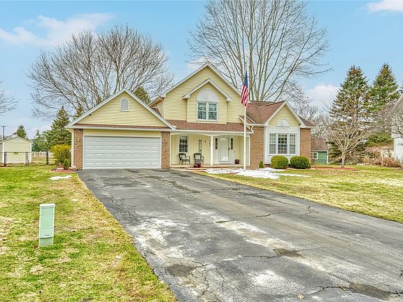 3rd image of 5 Ashwood Cir