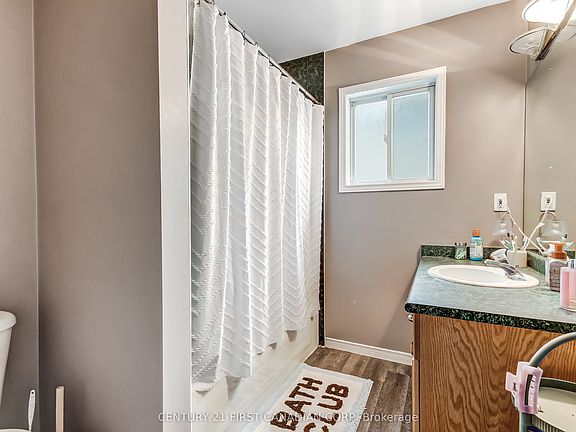5th image of 1082 Farnsborough Cres