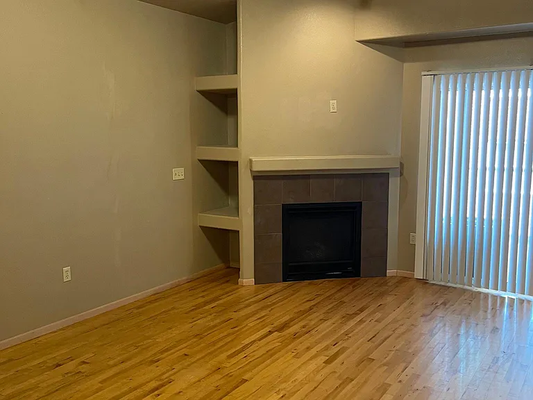 551 S Linn St #12 — Photo 5