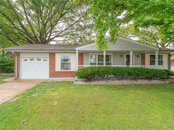 378 Phoenix Dr, Saint Louis, MO 63129