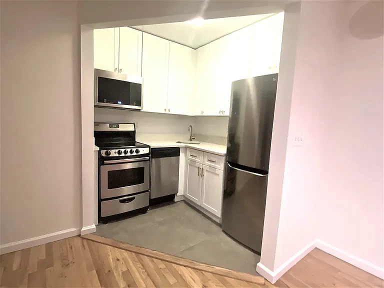 525 W 49th St #3D — Photo 1