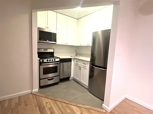525 W 49th St #3D Photo 1