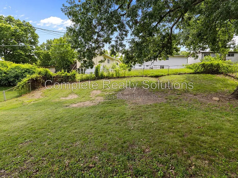 1926 Hudson Rd — Photo 2