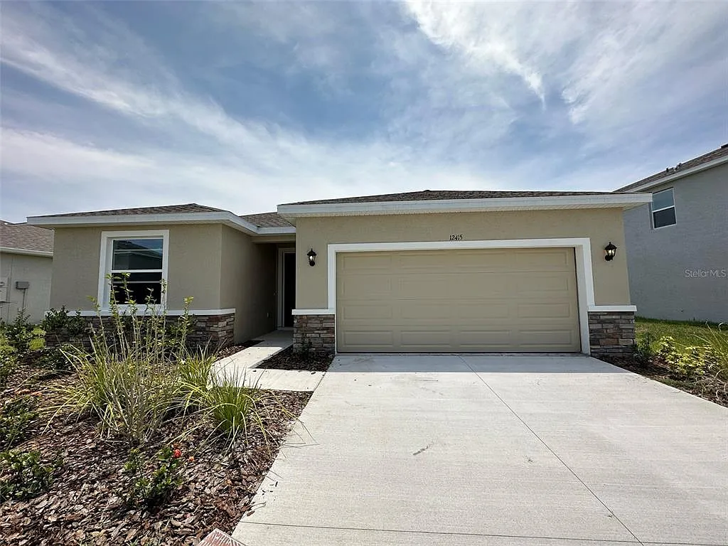 4 bed, 2.5 bath, 2045 sqft, $2,700 — Photo 2