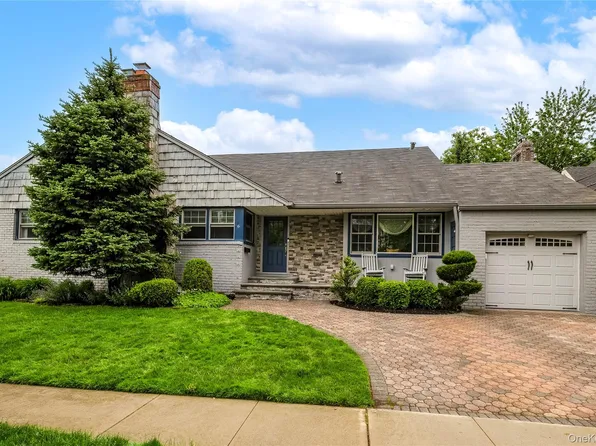 6 Blenheim Court, Rockville Centre, NY 11570