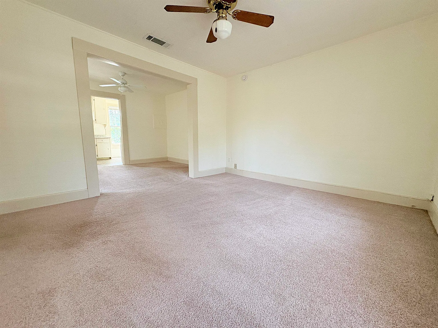 2 bed, 1.0 bath, 900 sqft, $1,000 — Photo 3